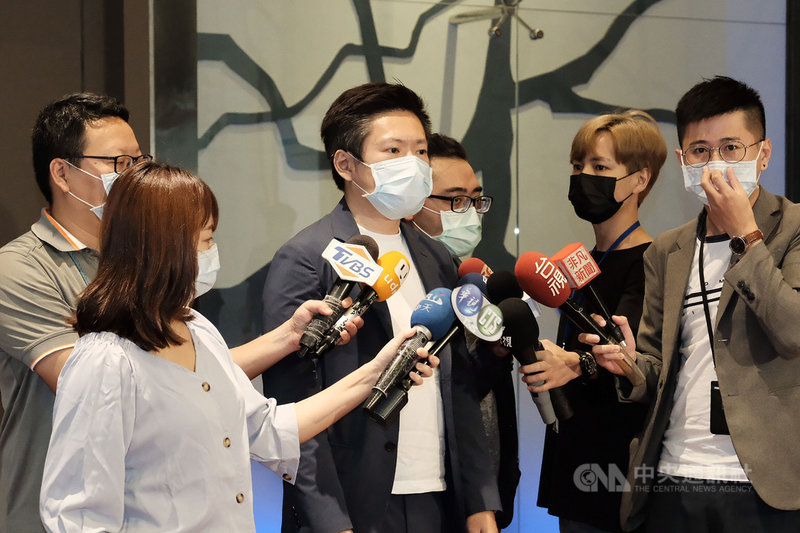 針對中國央視節目主持人李紅稱前立法院長王金平參加海峽論壇「求和」一事,總統府發言人張惇涵(左3)13日表示,國民黨應該慎思,維護、捍衛台灣人尊嚴與國格是最重要。中央社記者吳睿騏桃園攝 109年9月13日