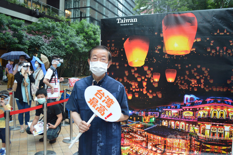 駐日代表謝長廷12日出席觀光局在東京舉辦的活動,特別露一手煮擔仔麵的廚藝。他受訪時表示,台灣防疫有成,盼疫後日本人可安心遊台。中央社記者楊明珠東京攝 109年9月13日