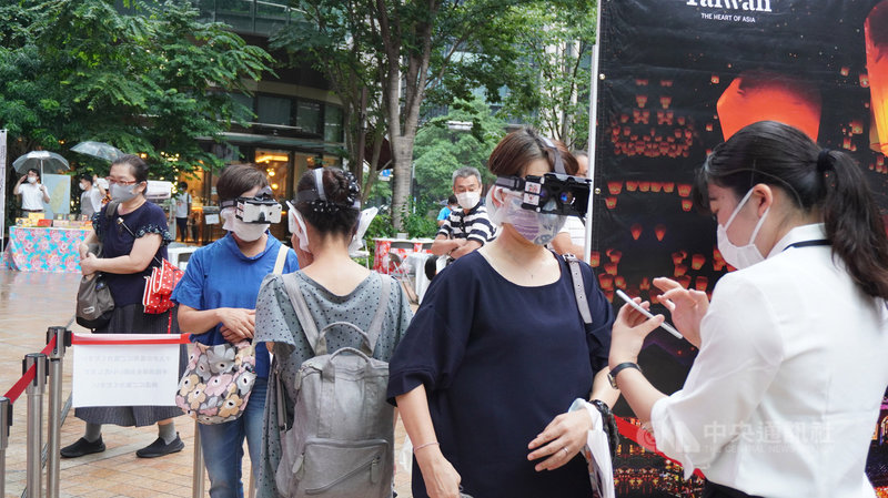 觀光局12日在東京辦「多采多姿,玩轉台灣」活動,安排台灣樂曲二胡表演、VR、美食、九份3D拍照、小燈籠DIY等。中央社記者楊明珠東京攝 109年9月13日