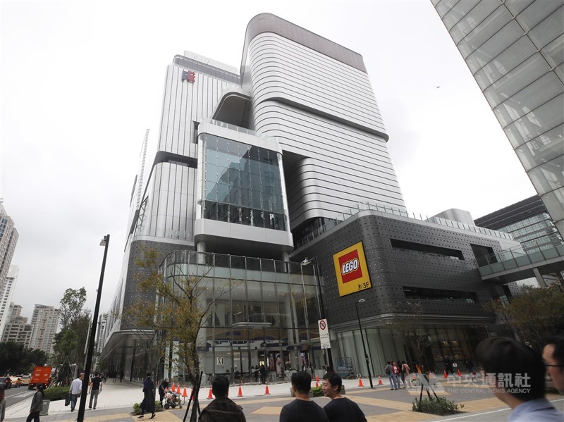 台北市消防局13日晚間獲報,指北市信義區的遠東百貨信義店A13因變電箱故障造成大停電,有23名民眾受困2部電梯內;晚間近8時受困者已全數脫困。(中央社檔案照片)