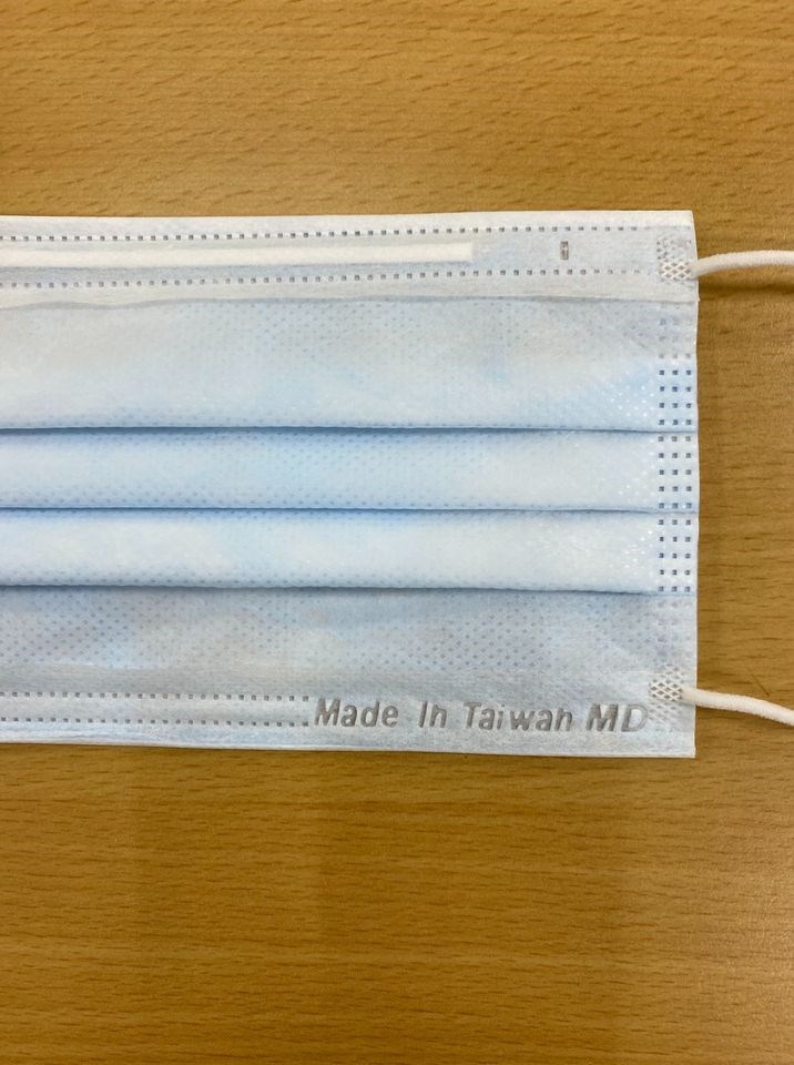 17日起民眾在實名制通路可買到印有MD與MIT雙鋼印的口罩,經濟部15日表示,一切要歸功於工具機國家隊,原本壓花輪製作需花2至3個月,現在一週就可完成。(圖取自善存罩護您臉書網頁facebook.com)