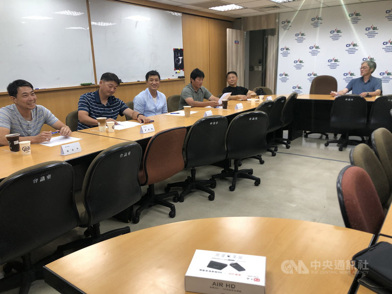 中職14日召開總教練會議,針對10日中信兄弟與樂天桃猿隊比賽,本壘攻防戰及防止本壘衝撞規則引用和判定交換意見,統一獅林岳平(左起)、樂天桃猿曾豪駒、中信兄弟丘昌榮、味全龍葉君璋、富邦悍將洪一中出席,會議由聯盟副秘書長王惠民(右)主持。中央社記者謝靜雯攝 109年9月14日