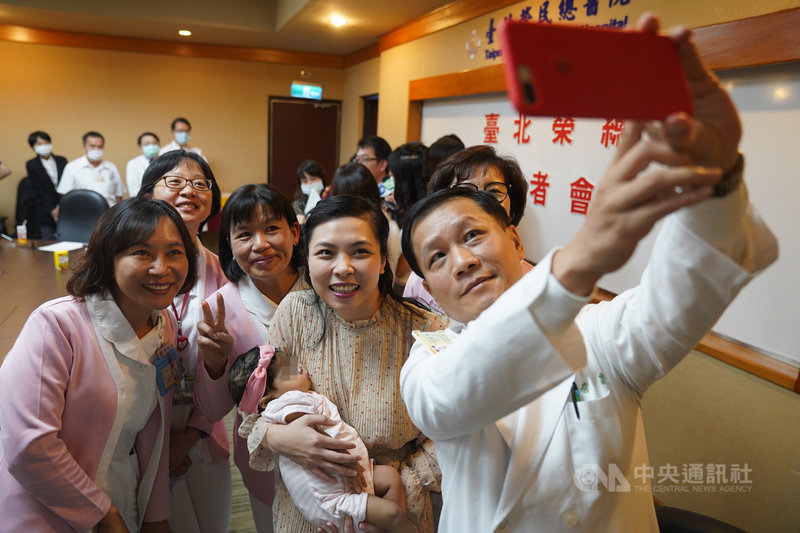台北榮總團隊伸援,衛福部特許簽證,越南女主播排除萬難來台捐肝救女,奇蹟發生。圖為北榮醫護人員與捐肝的越南女主播黎雲臺妝(前右2)母女開心合影。中央社記者徐肇昌攝 109年9月14日