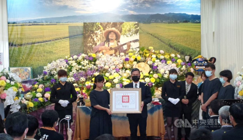本土樂團「打狗亂歌團」主唱嚴詠能日前過世,14日舉辦「啟程音樂會」告別式,文化部長李永得(左3)頒發總統褒揚令給嚴詠能,由嚴詠能的遺孀代表接受。中央社記者郭芷瑄攝 109年9月14日