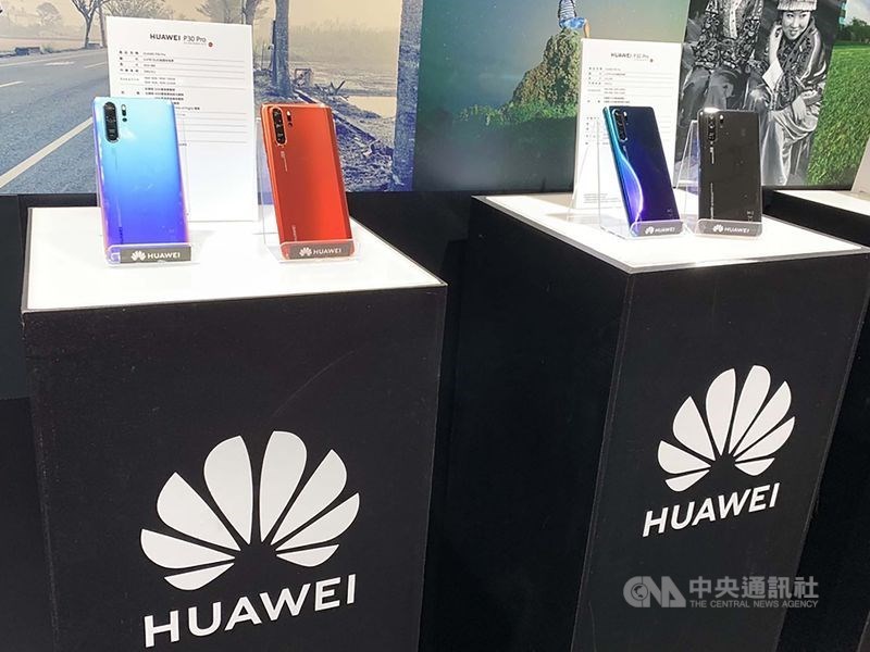 美國對華為禁令將於15日生效,國內外多家廠商已表示,禁令生效後不再出貨華為。分析師預期,華為備貨庫存用完後,營運恐受明顯衝擊,產業鏈版圖可能隨著出現洗牌。圖為華為P30系列。(中央社檔案照片)