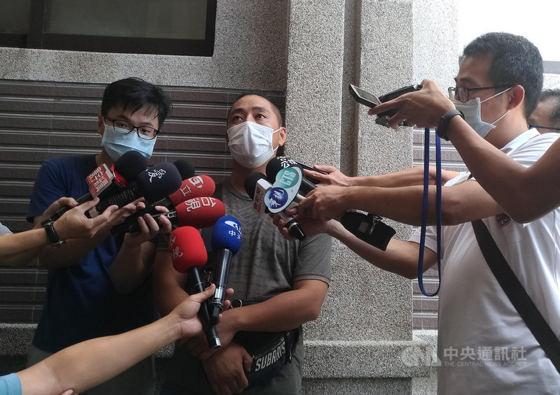 武界壩閘門異常開啟放水釀4死，生還的賴男（左2）15日受訪時回想事發當下仍心有餘悸，他表示，過程中太暗什麼都看不到，不時沉入水中，大聲呼喊妻兒也聽不到回應，他抓到草後上岸，因為手機也被沖走，只能到紮營處等待救援，快天亮時遇到救難人員順利獲救。中央社記者蘇木春攝　109年9月15日