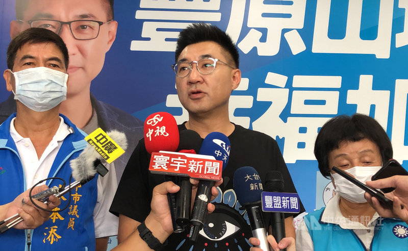 國民黨宣布不以政黨形式參加海峽論壇，黨主席江啟臣（中）15日表示，海峽論壇只是溝通管道之一，兩岸交流最重要是善意、尊重、對等。中央社記者趙麗妍攝　109年9月15日