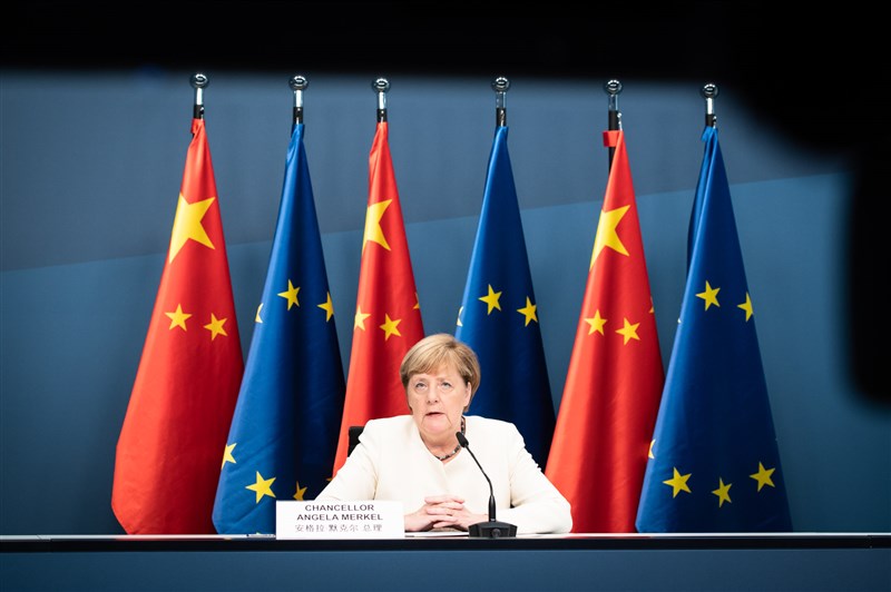 針對中國威脅捷克參院議長將為訪台付出代價,德國總理梅克爾(圖)沒有正面答覆,僅表示歐洲與中國的體制不同,對事情看法本來就不一樣。(圖取自twitter.com/RegSprecher)