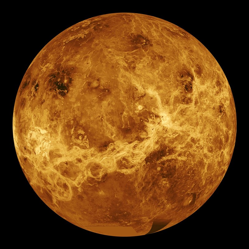 科學家14日表示,他們在金星酸性較強的雲層中偵測到磷化氫氣體,代表地球隔壁環境嚴峻的金星可能有微生物。(圖取自NASA網頁nasa.gov)