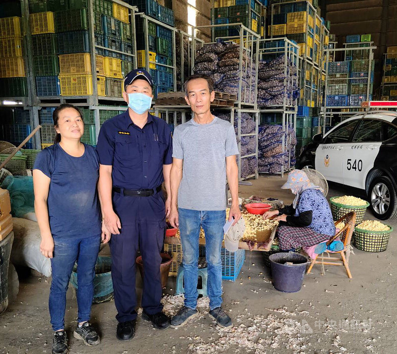 近期國內蒜頭價格居高不下,雲林縣沿海多個警分局即日起啟動護蒜專案,針對轄內加工廠、蒜農倉庫等處設置巡邏箱,並輔導業者增設監視器,加強防竊。 (警方提供) 中央社記者姜宜菁傳真 109年9月15日
