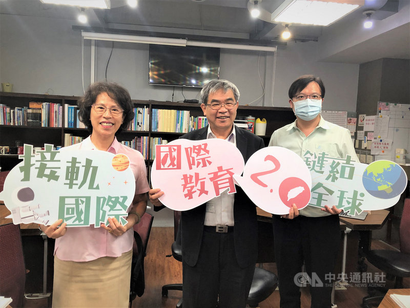 教育部次長蔡清華(中)16日說明「國際教育2.0」政策,將開放中小學申請認證,希望透過55項指標引導各校依其個別條件,逐步改善學校的國際化環境。中央社記者陳至中攝 109年9月16日