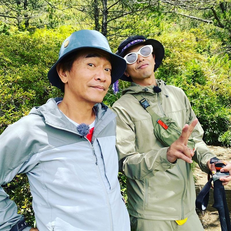 藝人小鬼黃鴻升(右)驟逝北投家中,與他搭檔主持「綜藝玩很大」的吳宗憲(左)表示,曾承諾帶他上金鐘舞台,不能接受他離世。(圖取自黃鴻升IG網頁www.instagram.com)