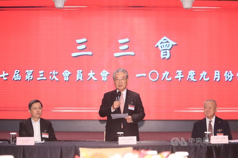 三三會9月份例會16日中午在台北國賓飯店舉辦,三三會理事長許勝雄(中)主持,中華經濟研究院WTO及RTA中心副執行長李淳(左)、三三會副理事長林伯豐(右)出席。中央社記者吳家昇攝 109年9月16日