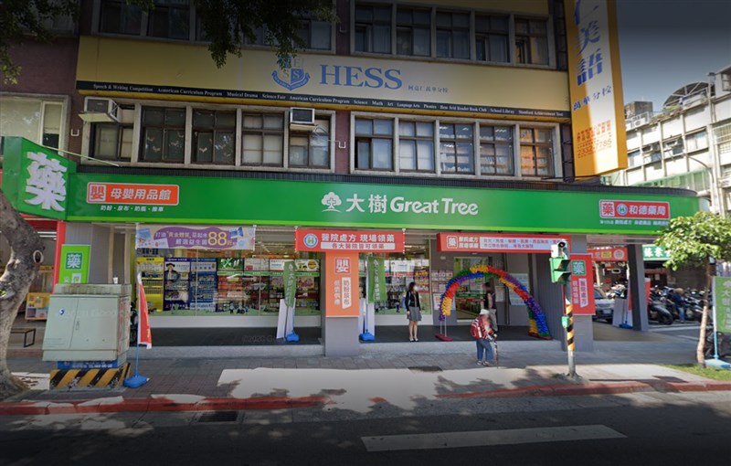 有民眾表示8月底持健保卡前往台北市西園路大樹連鎖藥局(圖)購買實名制口罩,回家後發現其中口罩印有Med Tecs等字樣鋼印,後發現是來自菲律賓。(圖取自Google地圖網頁www.google.com.tw/maps)