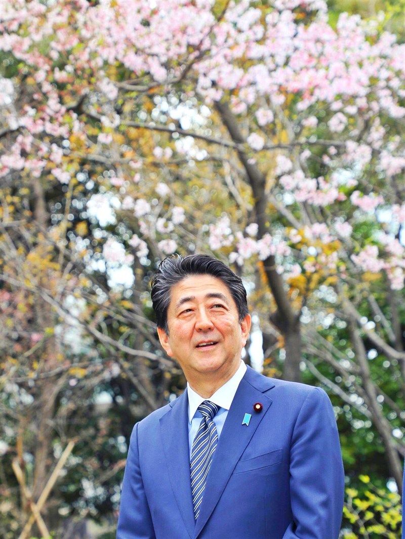 日本正式告別安倍晉三時代,他在任內推出拚經濟「三支箭」,「安倍經濟學」成為流行語,但疫情攪局,讓他無緣在任內目睹東京奧運開幕。(圖取自facebook.com/sourikantei)