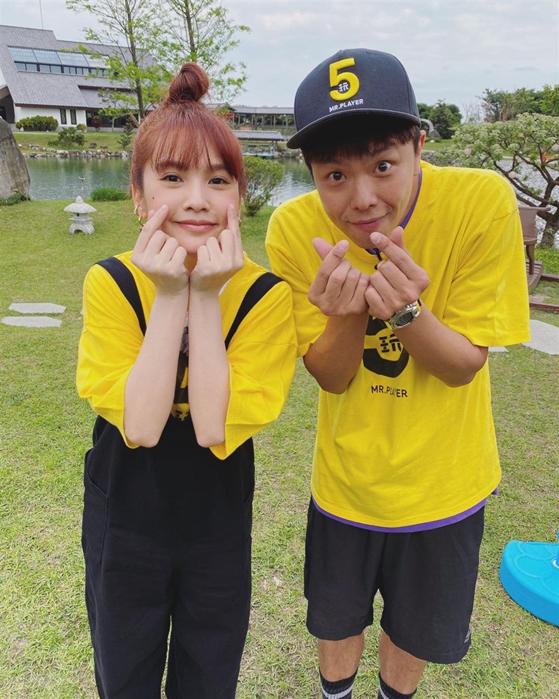 藝人「小鬼」黃鴻升(右)16日被發現猝逝北投民宅,享年36歲。初戀女友楊丞琳(左)透過經紀人表示,「沒辦法形容我有多痛。」(圖取自facebook.com/0604rainie)