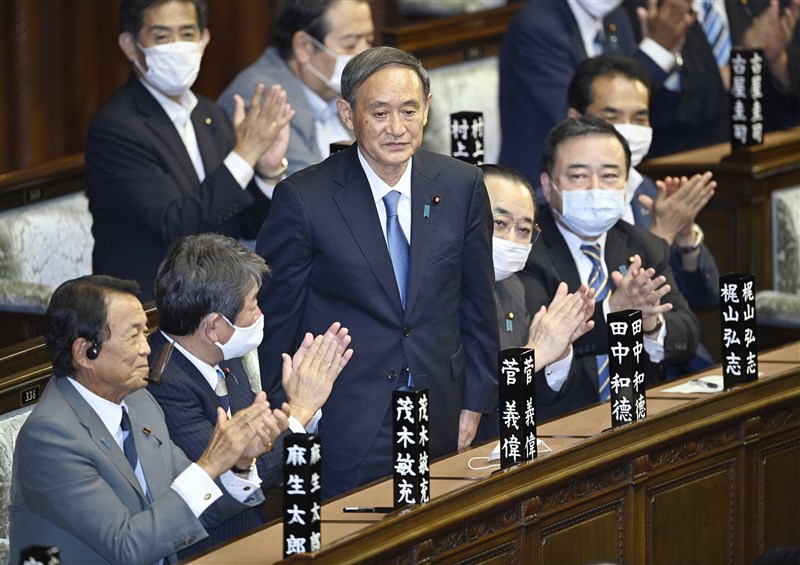 日本國會16日下午舉行臨時會進行首相指名選舉,眾議院以314票通過菅義偉(前左3)為第99任首相。(共同社)