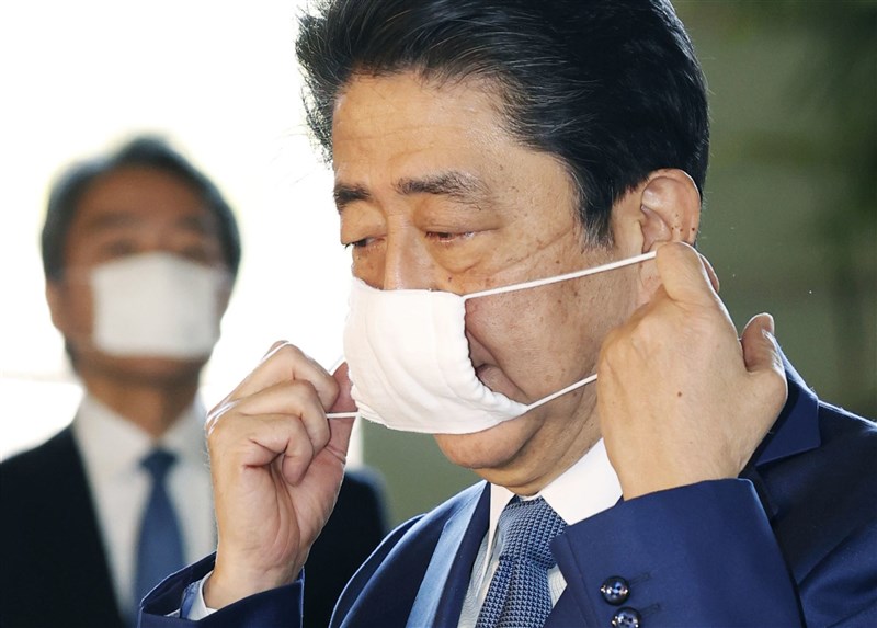 日本受武漢肺炎衝擊經濟嚴重衰退,安倍位防疫4月宣布每戶發放2片布口罩的措施,但尺寸偏小被揶揄是「安倍口罩」。(共同社)