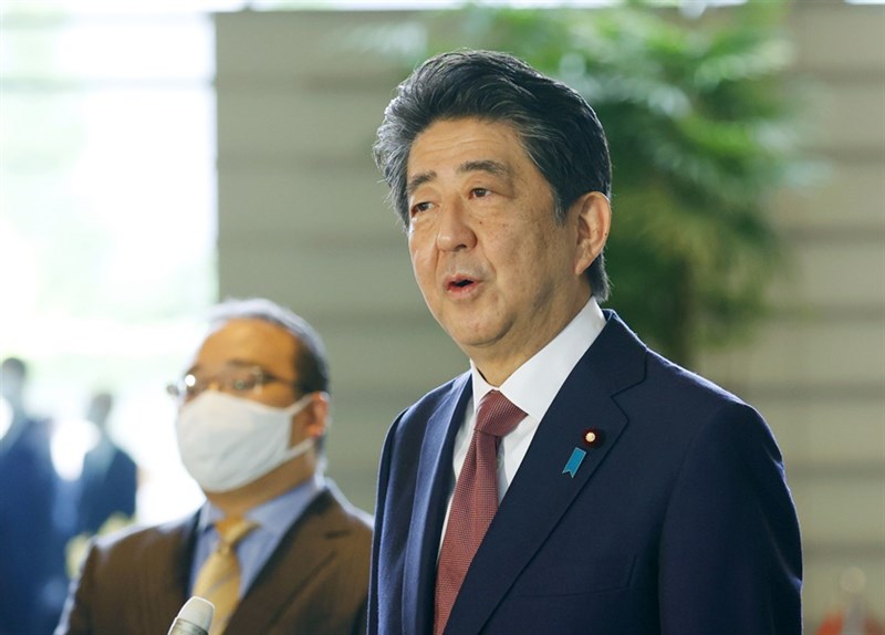 日本首相安倍晉三(前)16日率內閣總辭。(共同社)