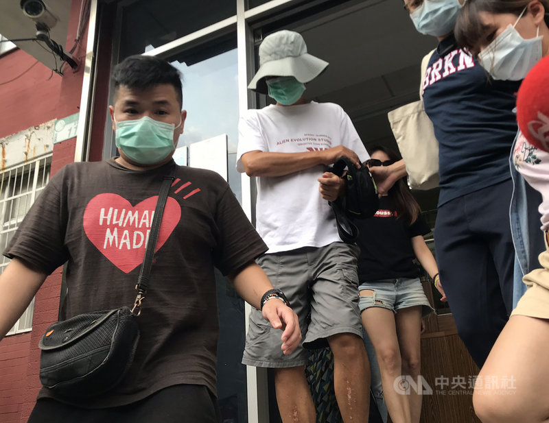 藝人黃鴻升(小鬼)16日被家人發現陳屍北投住家內,警方初步調查,黃鴻升身體沒疾病,被發現時倒臥浴室外,後續將報請士林地檢署相驗以釐清死因。圖為黃鴻升父親(白衣者)在派出所做完筆錄後離去,未回應現場媒體詢問。中央社記者劉建邦攝 109年9月16日