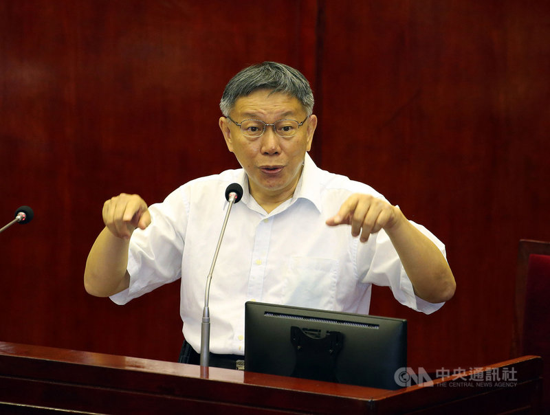台北市長柯文哲17日帶隊至議會施政報告並接受質詢,被問及有沒有想過角逐2024總統大選,柯文哲說「我不是想,我是直接準備」,並說他2020當選機會比2024高。中央社記者郭日曉攝 109年9月17日