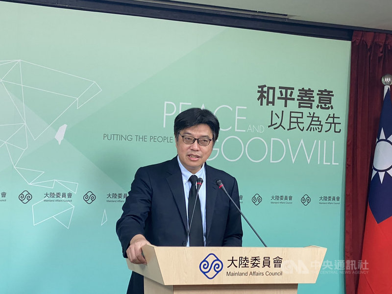 大陸委員會17日舉行例行記者會,針對香港保安局長李家超要求台灣送返外傳逃亡來台的5名港人,發言人邱垂正證實有收到港方的查詢,會在了解後做處理。中央社記者賴言曦攝 109年9月17日