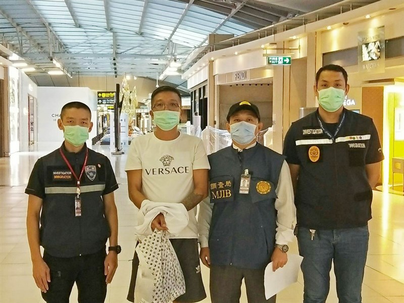 非法吸金超過新台幣130億元的鼎立集團總裁秦庠鈺（左一）潛逃泰國，持假護照被判刑，109年7月泰王生日大赦因此在9月15日出獄，17日遭遣返回台歸案。（泰國警方提供）中央社記者呂欣憓曼谷傳真 109年9月17日