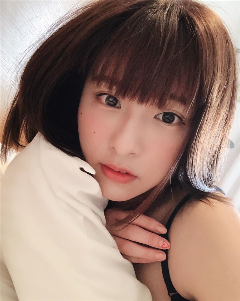 藝人小鬼黃鴻升16日猝逝,緋聞女友吳函峮(峮峮)(圖)沉寂半日後,深夜在IG發文。(圖取自instagram.com/qun_04)