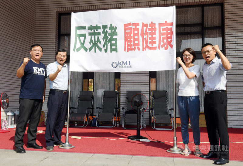 立法院新會期18日將開議,國民黨籍立委洪孟楷(右起)、吳怡玎、曾銘宗、李德維17日持「反萊豬 顧健康」巨幅標語,輪流守在議場門前,做好議事攻防準備。中央社記者施宗暉攝 109年9月17日