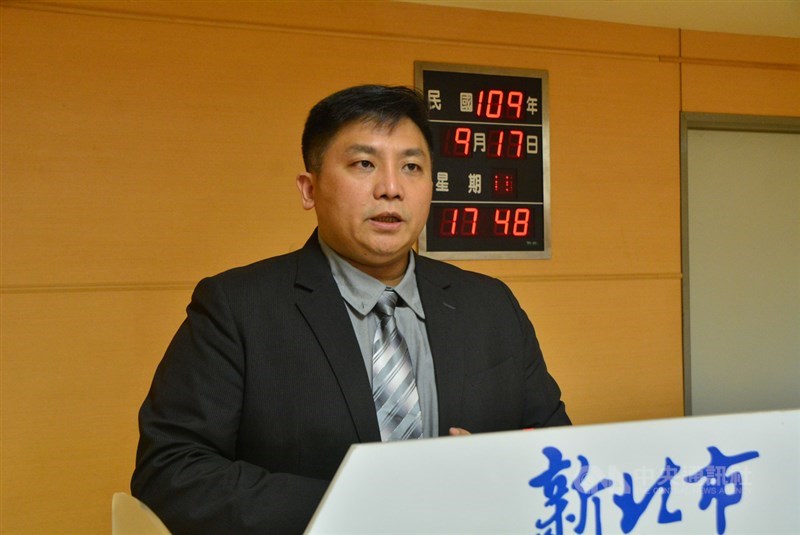 新北市金山區公所陳姓臉書小編8月間在家中猝死,法制局長吳宗憲(圖)17日晚間表示,對小編的工作態度表示敬佩,市府審查小組已認定為因公死亡,將辦理撫慰。中央社記者黃旭昇新北市攝 109年9月17日