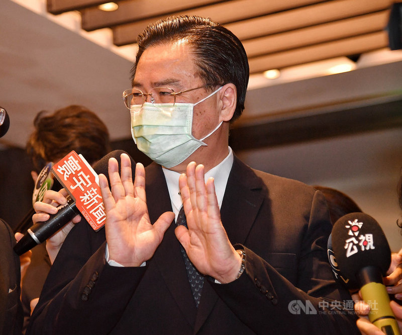 美國國務院次卿柯拉克(Keith Krach)17日稍晚將率訪問團抵台,針對行程不包括原先預期舉行的台美經濟暨商業對話,外交部長吳釗燮(圖)上午受訪時說,因對話涉及層面廣泛,台美雙方仍在討論中,以做好所有必要準備。中央社記者鄭清元攝 109年9月17日