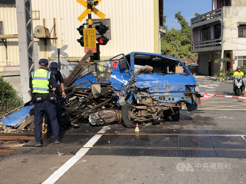 台鐵苗栗區間車平交道事故小貨車被撞起火成廢鐵 社會 中央社cna