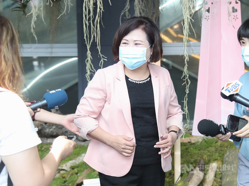 勞動部17日發聲明表示,勞保年金改革無具體期程,待社會有共識才推動。勞動部長許銘春(中)18日出席第50屆全國技能競賽暨第46屆國際技能競賽國手選拔賽主題館揭幕活動時未多做說明,僅強調政府會負最終給付責任。中央社記者張新偉攝 109年9月18日