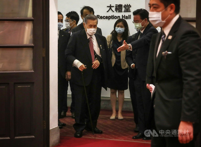 前日本首相森喜朗(前左)18日率團訪台,傍晚到總統府會見總統蔡英文,19日將出席故總統李登輝的告別追思禮拜。原本就有宿疾的森喜朗日前在家摔傷,但仍堅持赴台,表達對李登輝的尊敬。中央社記者裴禛攝 109年9月18日