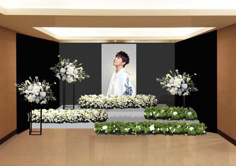 藝人黃鴻升(小鬼)驟逝,享年36歲。小鬼的靈堂布置公開,遺照是他身穿白衣的側臉照,滾石唱片表示,照片由小鬼爸爸挑選,「這是爸爸最喜歡的一張照片」。(滾石唱片提供)中央社記者葉冠吟傳真 109年9月18日