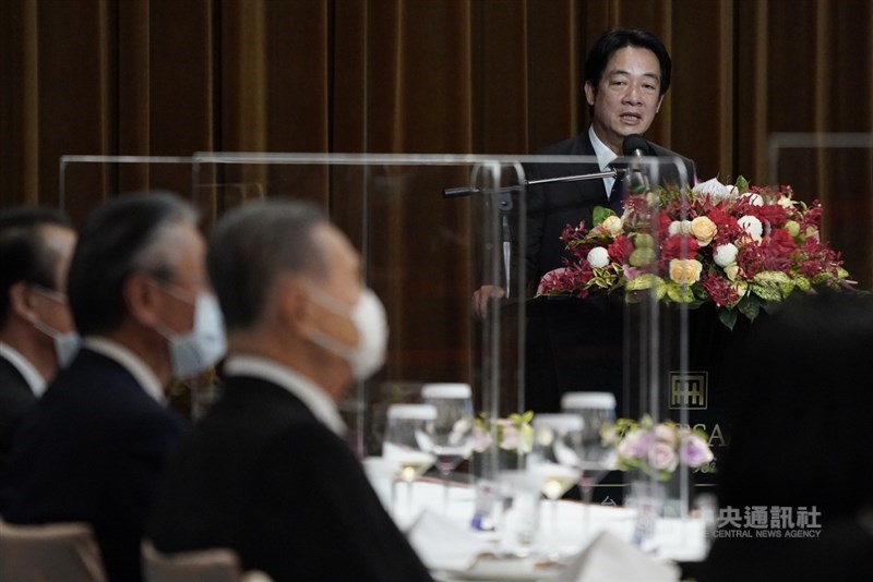 副總統賴清德(後)18日晚間在台北設宴,歡迎前日本首相森喜朗率領的「李前總統登輝先生追思告別禮拜日本弔唁團」,致詞向團員表達感謝及歡迎。中央社記者徐肇昌攝 109年9月18日
