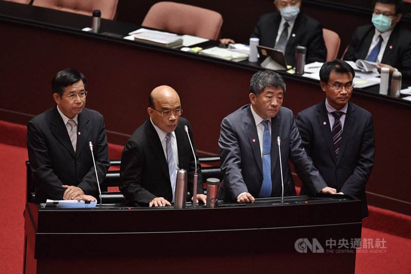 立法院18日開議,邀請行政院長蘇貞昌(左2)率相關部會首長列席,提出有關開放含萊克多巴胺美國豬肉及牛肉進口專案報告並備質詢。圖左為教育部長潘文忠、右起為農委會主委陳吉仲、衛福部長陳時中。中央社記者王飛華攝 109年9月18日