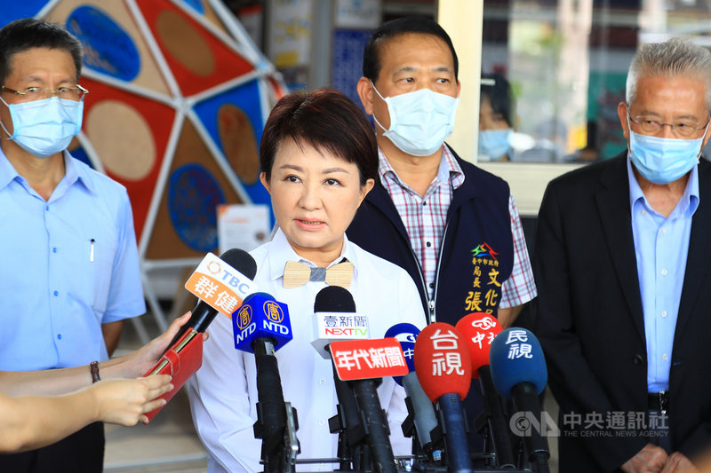 台中市經發局專門委員黃于珊17日出席台電說明會時,脫口說「立法院副院長蔡其昌的父親,也是因肺癌走的」遭批評失言;台中市長盧秀燕(左2)18日受訪表示,這是失言,當事人也表示深深歉意,特別向蔡其昌道歉,管教不好,她也有責任,她也向蔡其昌道歉。中央社記者蘇木春攝 109年9月18日