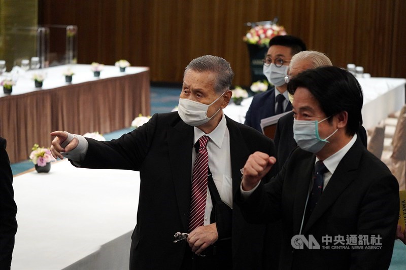 副總統賴清德(右)18日晚間在台北設宴,歡迎前日本首相森喜朗(左)率領的「李前總統登輝先生追思告別禮拜日本弔唁團」。中央社記者徐肇昌攝 109年9月18日