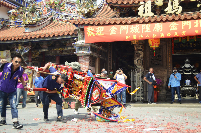 金門浯島城隍廟城隍爺18日至新港奉天宮作客,神轎進廟門前,行輦轎儀式,激烈搖擺神轎,轎頂五方旗一再觸到地面,表達對神明的尊崇,讓圍觀民眾開了眼界。中央社記者蔡智明攝 109年9月18日