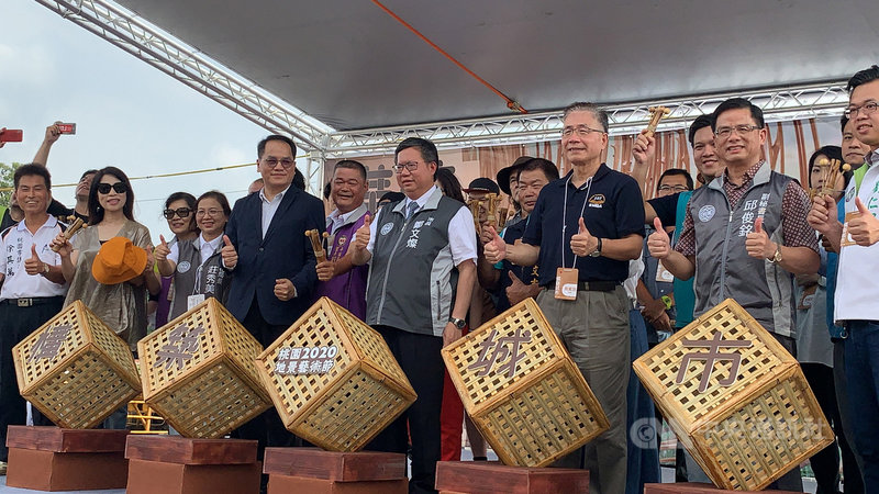2020桃園地景藝術節18日開跑至10月4日結束,桃園市長鄭文燦(前中)出席開幕記者會。中央社記者葉臻攝 109年9月18日