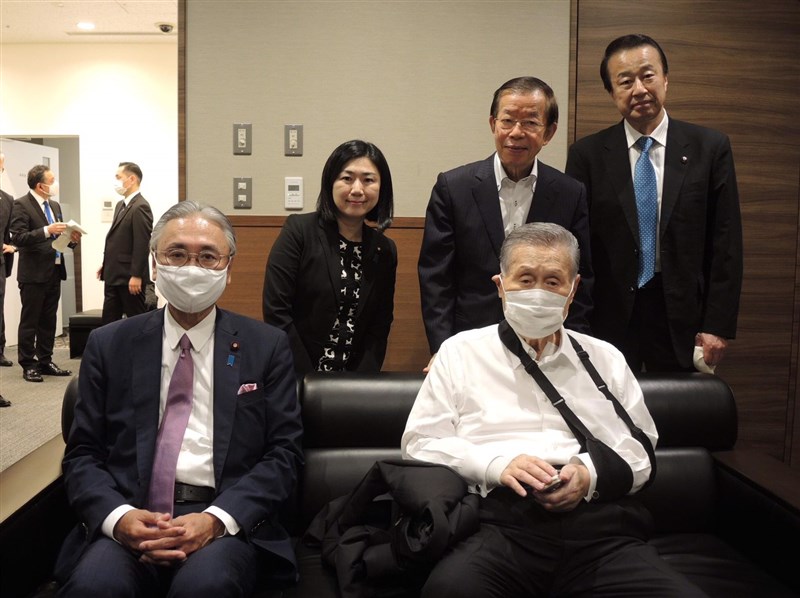 日本前首相森喜朗(前排右一)18日率團搭專機訪台,19日將出席前總統李登輝的告別追思禮拜。原本就有宿疾的森喜朗日前在家摔傷,但仍堅持赴台,表達對李前總統的尊敬。(圖片取自「日華議員懇談會」會長古屋圭司臉書)中央社記者楊明珠東京傳真 109年9月18日