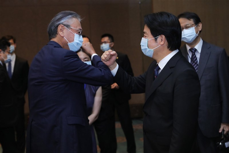 副總統賴清德(右)18日晚間在台北設宴,歡迎前日本首相森喜朗(左)率領的「李前總統登輝先生追思告別禮拜日本弔唁團」。(圖取自總統府Flickr,作者Simon Liu)