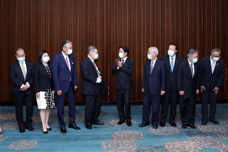 副總統賴清德(右5)18日晚間在台北設宴,歡迎前日本首相森喜朗(左4)率領的「李前總統登輝先生追思告別禮拜日本弔唁團」。(圖取自總統府Flickr,作者Simon Liu)