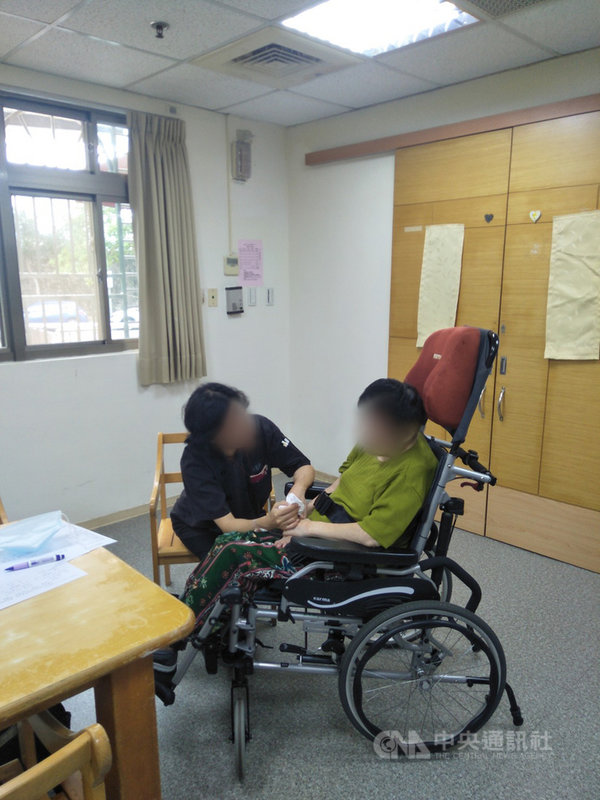 台北市63歲賴姓女子(坐在輪椅上者)多年前離家後就行蹤不明,家人也不知她在哪裡,8年前宣告死亡。因路倒台北街頭,在查無身分下,由台北市政府社會局安置,直到台南警方逐一比對資料,才解開她的身分之謎,聯繫家屬到場。(台南市警局提供)中央社記者張榮祥台南傳真 109年9月18日