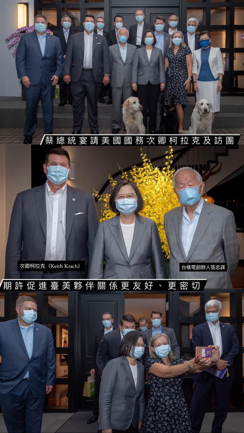 總統蔡英文18日晚間於官邸宴請美國國務次卿柯拉克所率的代表團時,團員之一美國全球婦女議題無任所大使柯里(Kelley Currie)與蔡總統自拍。(圖取自facebook.com/presidentialoffice.tw)