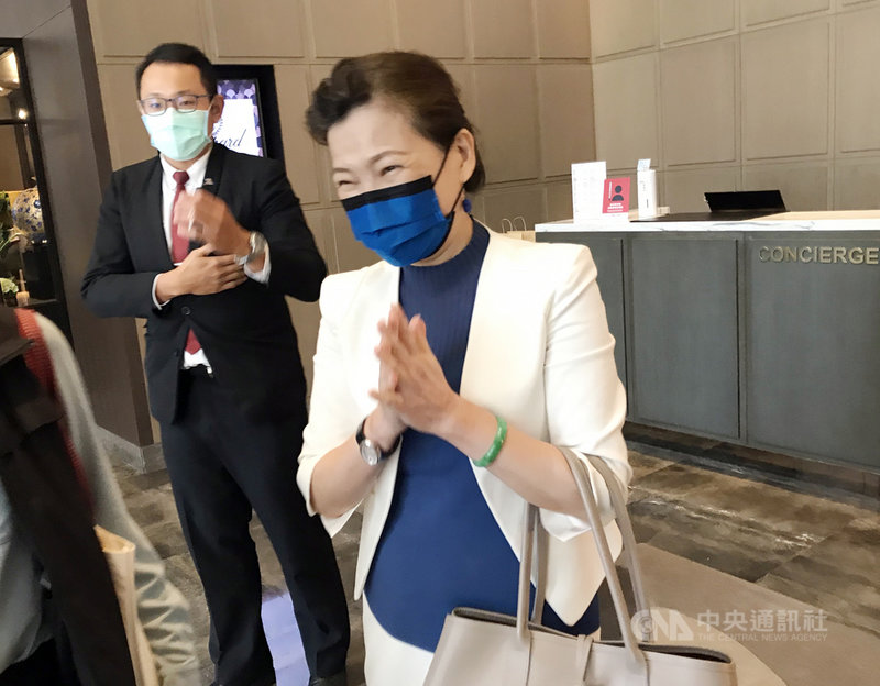 經濟部長王美花(前)18日上午出席台美經濟會晤,會後對媒體詢問未作回應。中央社記者梁珮綺攝 109年9月18日