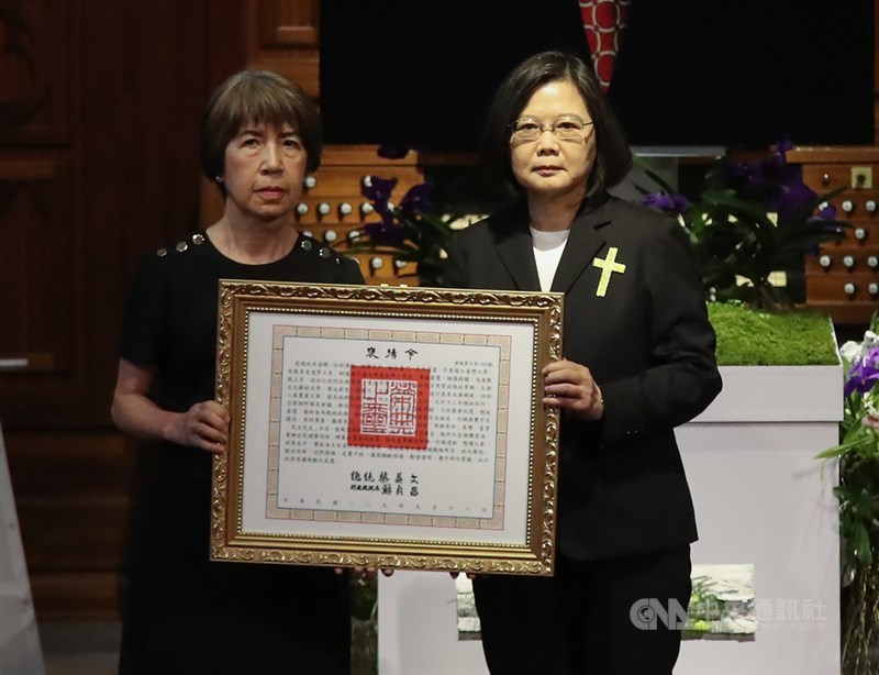 總統蔡英文(右)19日在故總統李登輝追思告別禮拜上,親自頒發褒揚令,由李登輝女兒李安娜(左)接受。中央社記者張新偉攝109年9月19日