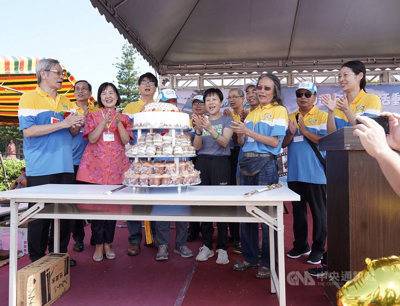澎湖縣沙港國小喜迎100週年校慶,19日舉辦慶祝活動,與會來賓一起合切生日蛋糕慶祝,場面溫馨熱鬧中央社 109年9月19日