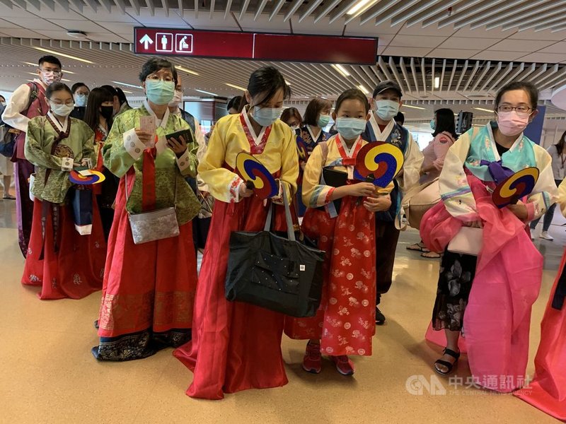 台灣虎航與韓國觀光公社、易飛網合作推出韓國限量微旅行，班機19日上午11時許起飛，旅客穿上限量韓服準備登機。中央社記者葉臻攝　109年9月19日